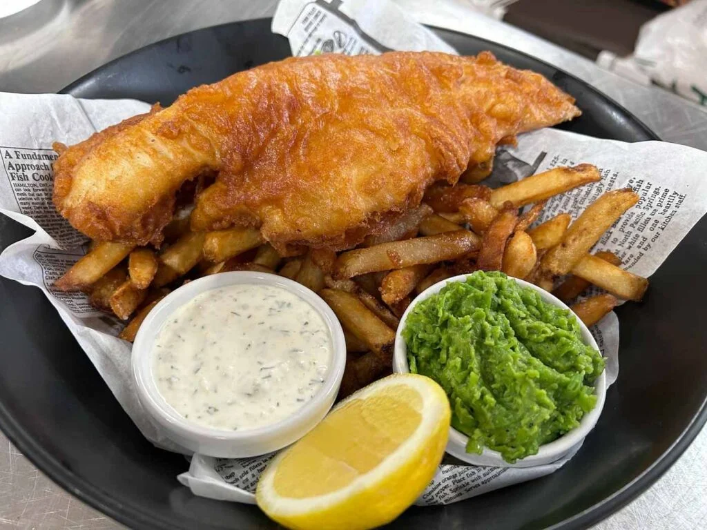 Fish_and_chips_at_restaurant_London