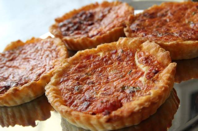 cafe-pointa_quiche_eating_prague