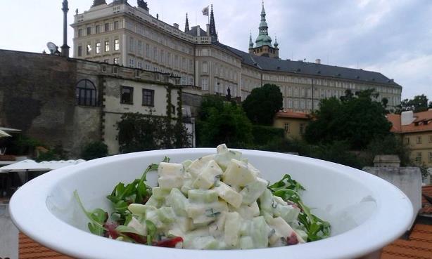 loveg_salad_prague_eating_prague
