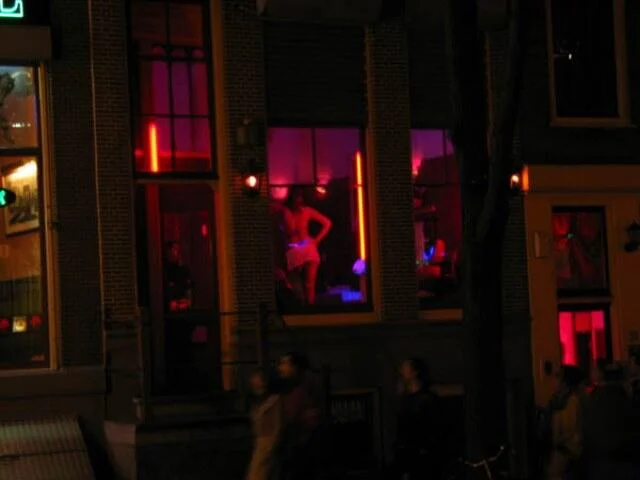 red_light_district_girls_in_windows