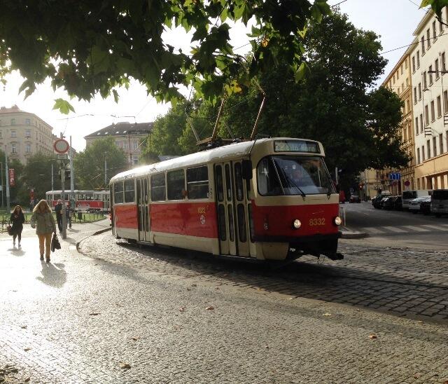 tram22_namesti_miru_tram_eating_prague
