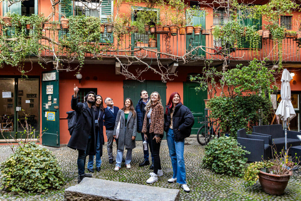 Group-walking-sightseeing-milan-food-tourGroup-walking-sightseeing-milan-food-tour