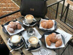 breakfast_croissants_coffee_in_paris