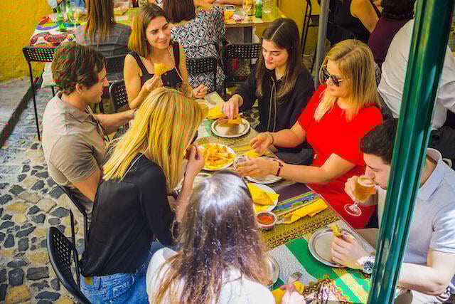 location_and_ambiance_cantinho_do_aziz_lisbon