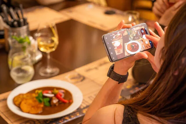person_taking_a_photo_of_food
