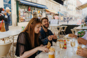 customers_eating_at_ginjinha_popular_lisbon