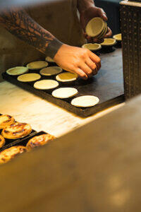 chefs_making_pastel_de_nata_pastelaria_santo_antonio_lisbon