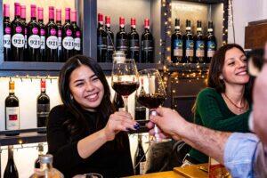 people_drinking_at_Miznon_Marais_Paris