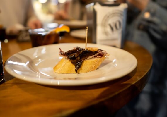Barcelona Side Streets Tapas & Wine Tour