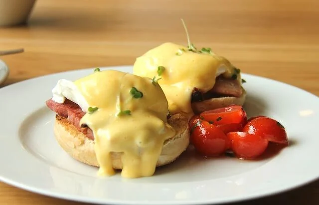 plate_of_eggs_benedict_Berlin
