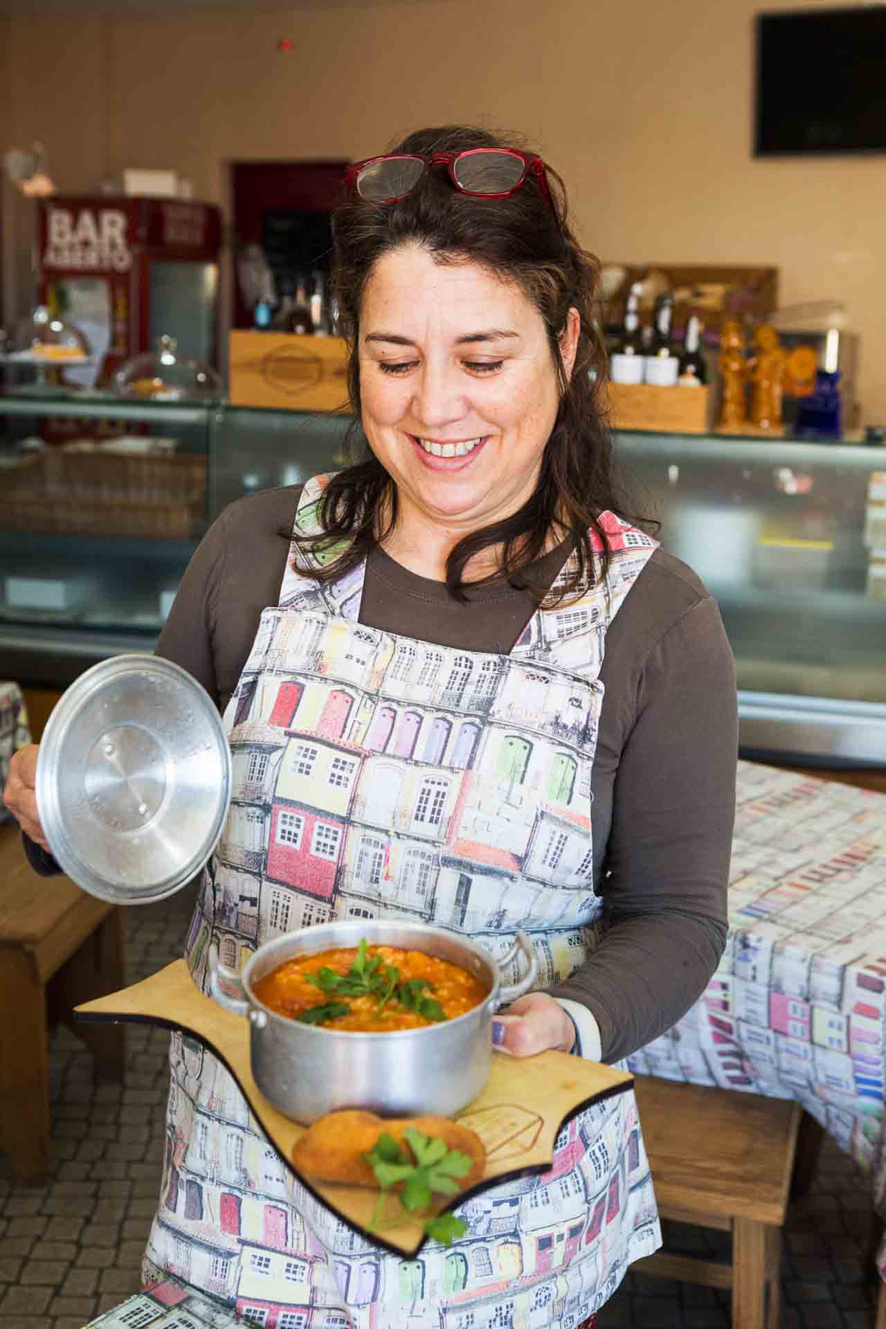 chef_with_dish_in_Mercearia_do_Bernardino_Vila_Nova_de_Gaia_Porto