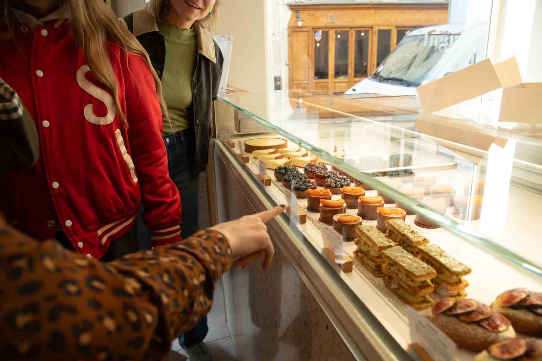 people_pointing_at_pastry_fridge_brigat_paris