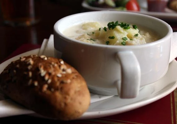 Eating Edinburgh: Old Town Food & Drinks Tour