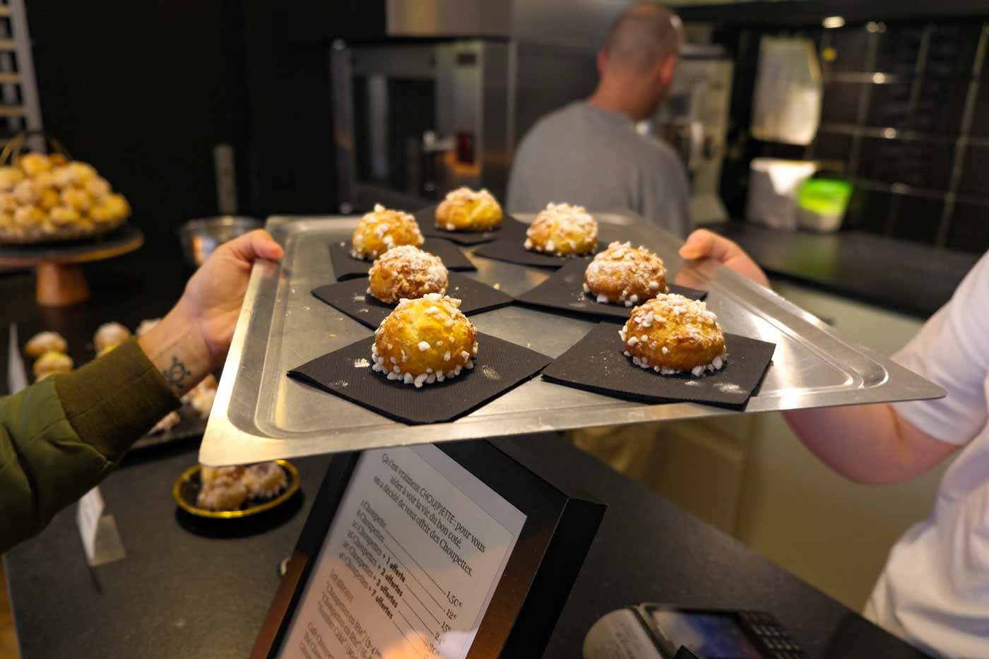 close_up_of_tray_of_cream_puffs_at_Choupettes_de_ChouChou_Paris