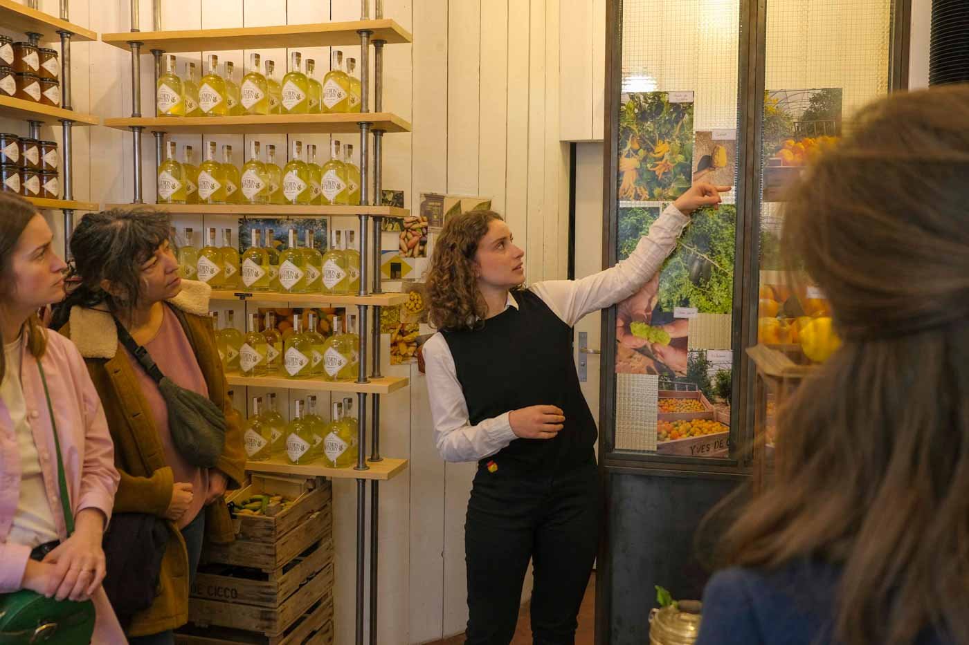 Tour_group_at_Lemon_Story_Paris