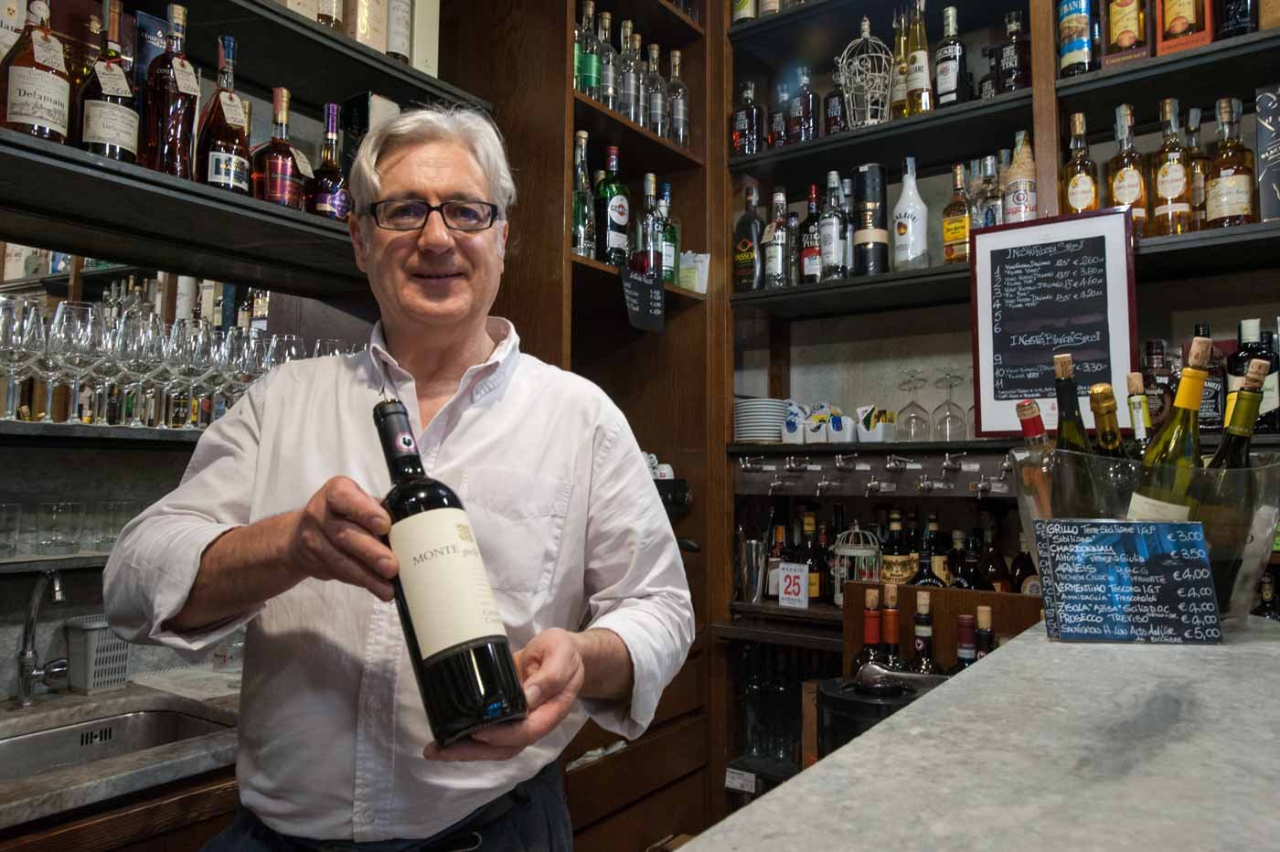 Staff_member_holding_bottle_of_wine_Fiaschetteria_Fantappié_Florence