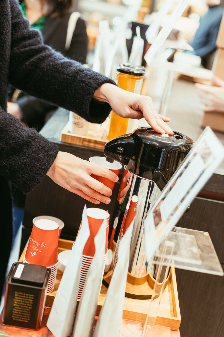 Person_pouring_a_drink_Dammann_Frères_Paris
