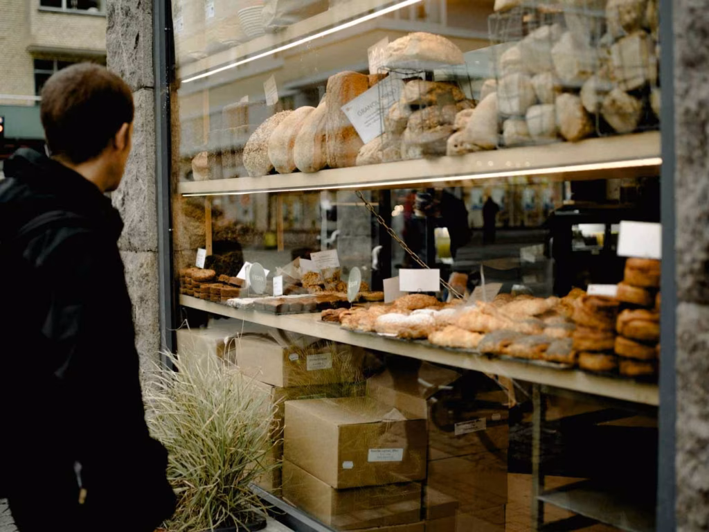 Person_looking_in_bakery_window_Copenhagen