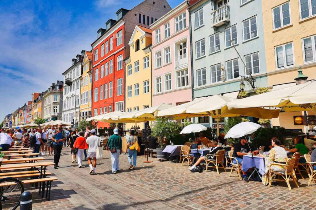 Copenhagen_canal_side_restaurants