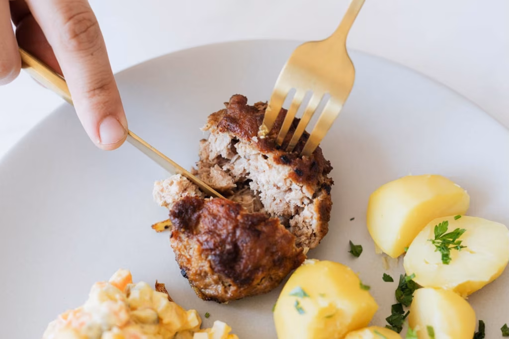 Person_cutting_frikadeller_Copenhagen