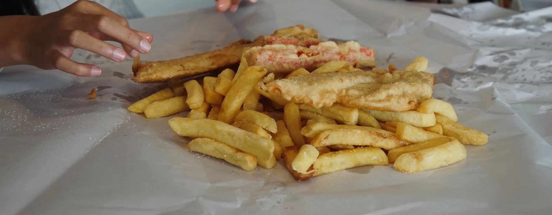 Takeaway_fish_and_chips_in_Dublin